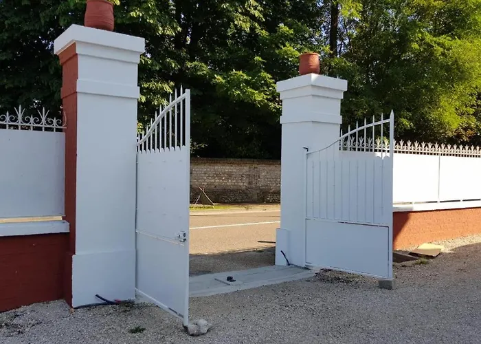 Dom wakacyjny Renovated House Ideal For Families And Friends